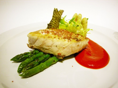 Restaurante en Valencia Dorada con crema de piquillos y espárragos